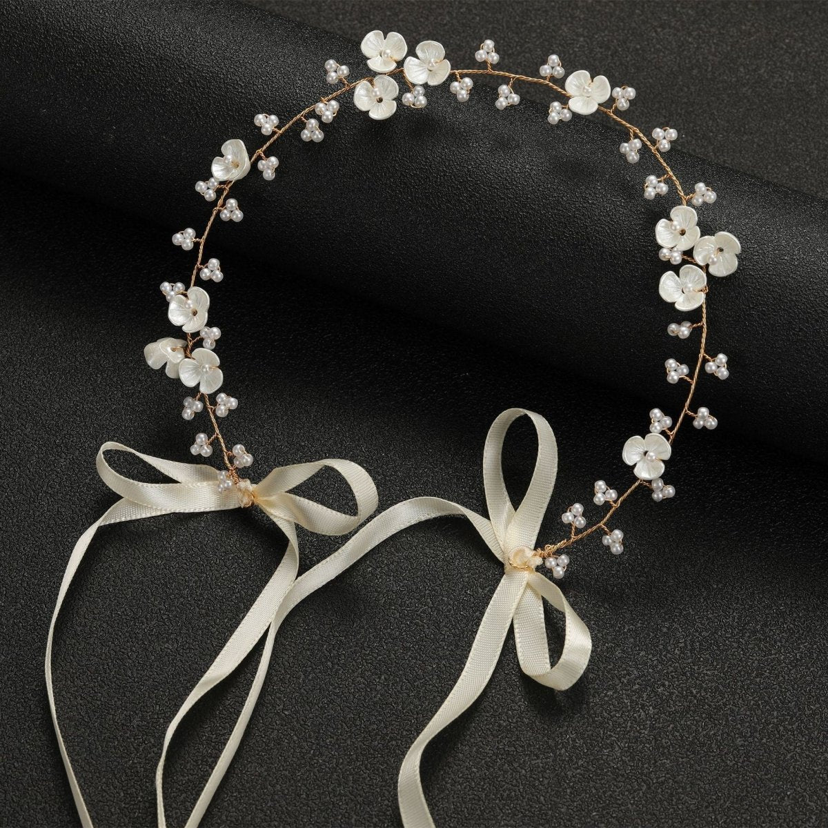 Corona Floral Marfil para Bebé Niña con Perlas | Tiara Elegante para Bautizo y Ocasiones Especiales | Diademas, coronas | Ropa de bebé y niña | El Closet de Emma Imagen principal del producto