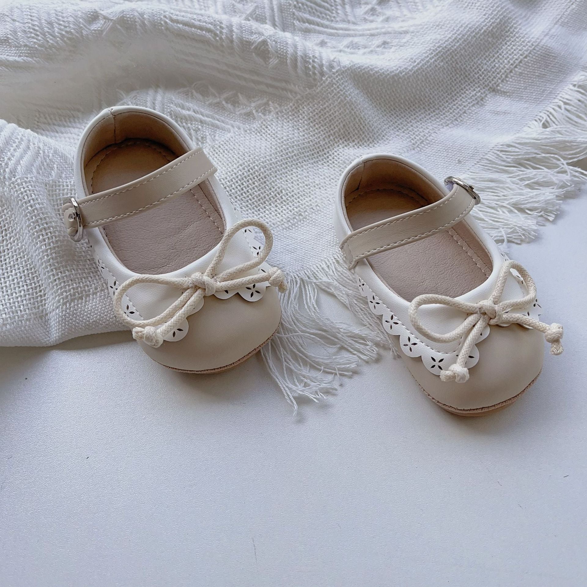 Zapatos Baby Ivory con Lazo Clásico – Elegancia Atemporal