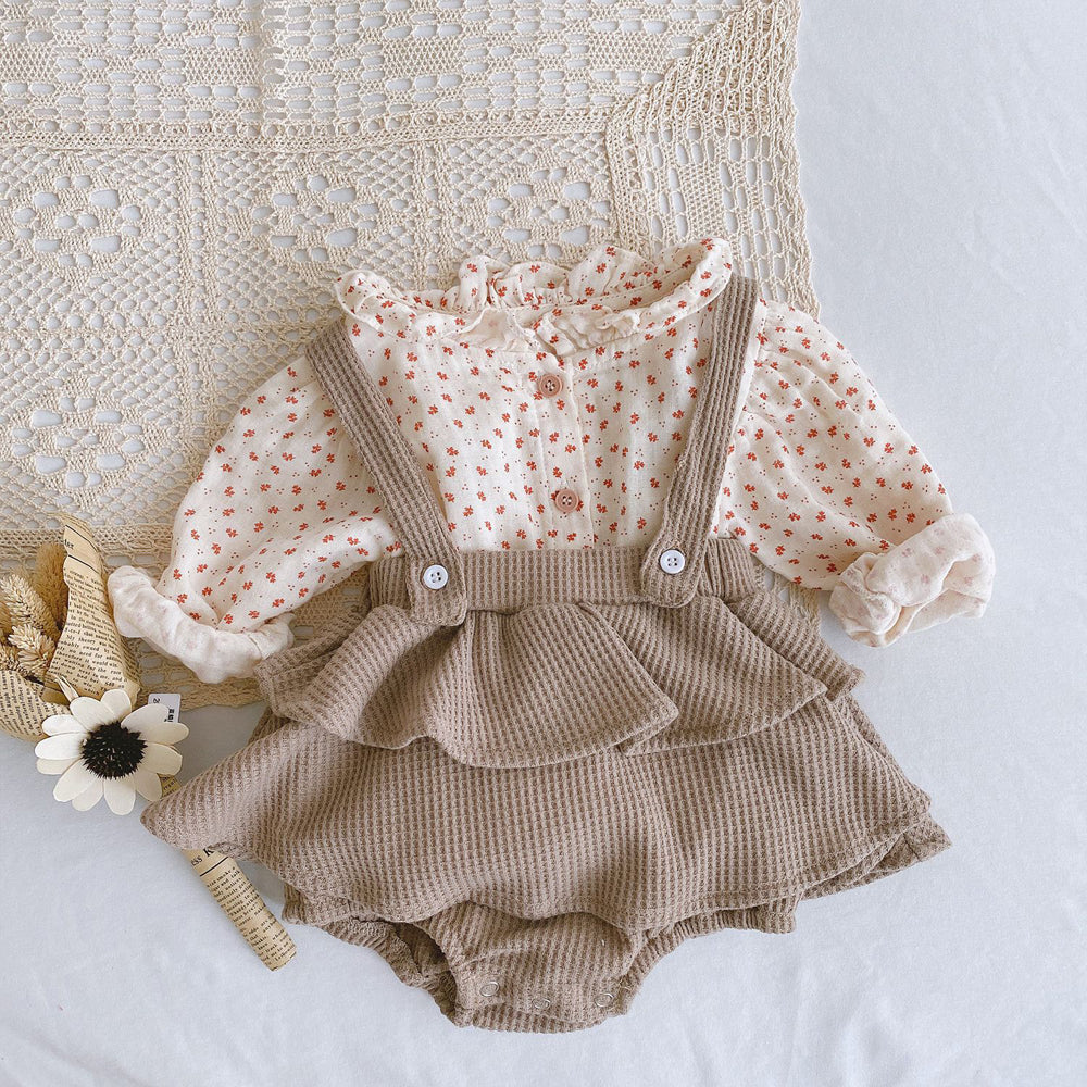Conjunto Vintage de Blusa Floral y Jardinera de Punto para Bebé – Modelo Cozy Bloom