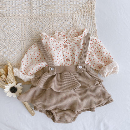 Conjunto Vintage de Blusa Floral y Jardinera de Punto para Bebé – Modelo Cozy Bloom