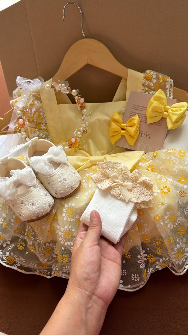 Outfit completo Vestido Amarillo con Tul de Margaritas y Lazo Frontal