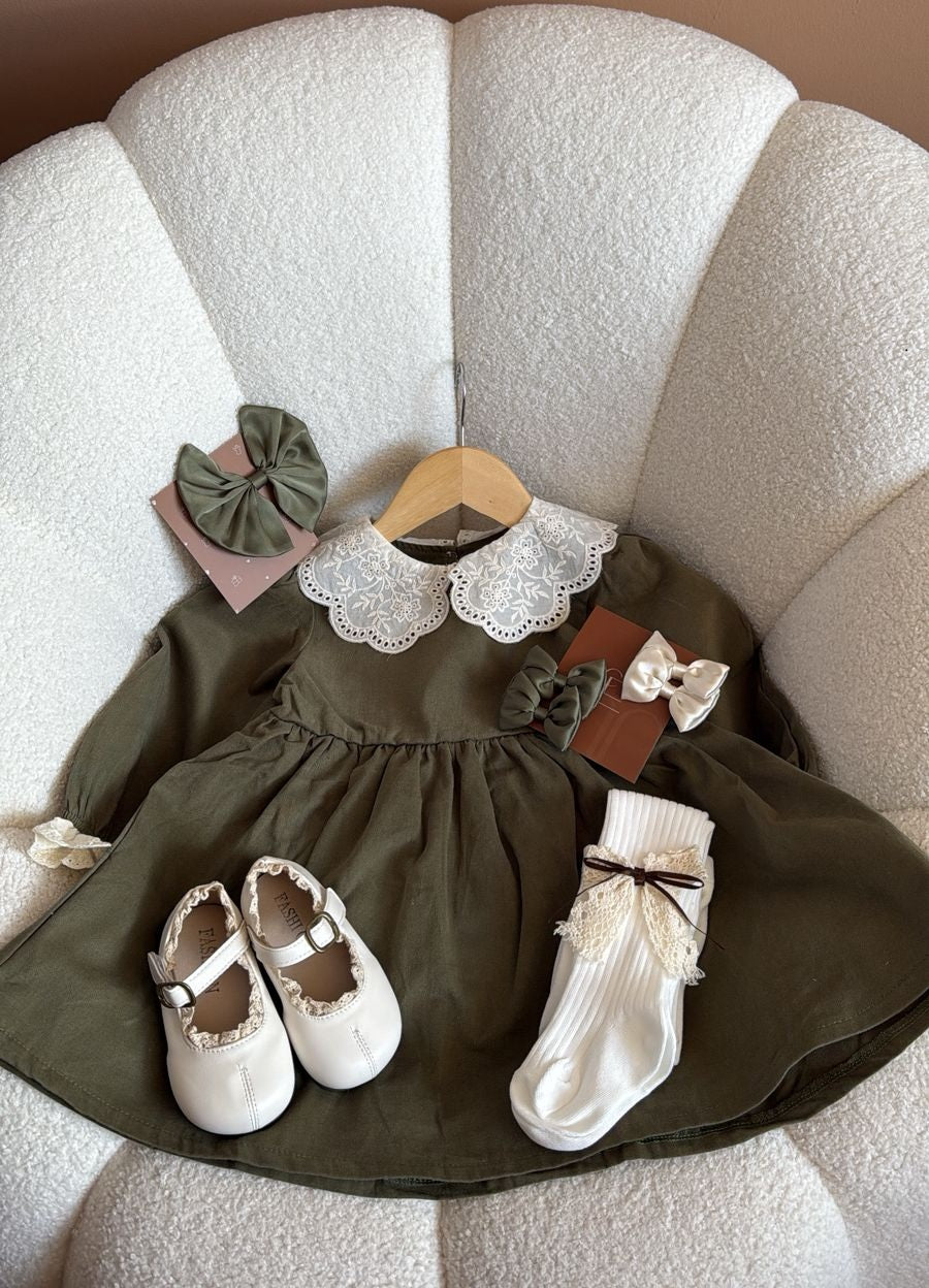 Outfit completo Vestido Verde Oliva con Cuello Bordado – Colección Encanto Natural 🌿