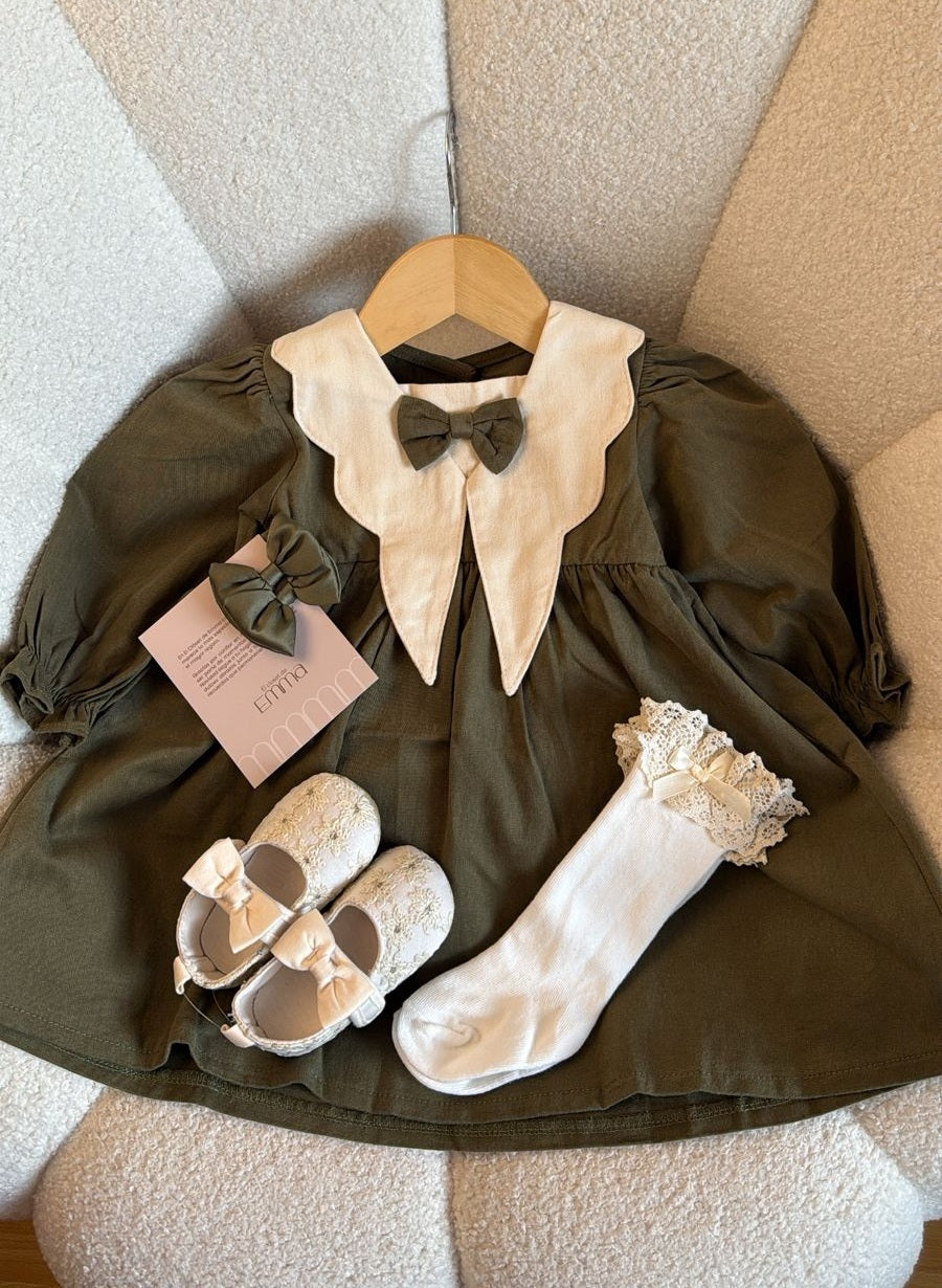 Outfit completo Vestido Verde Oliva con Cuello en Pico y Lazo – Colección Encanto Natural 🌿