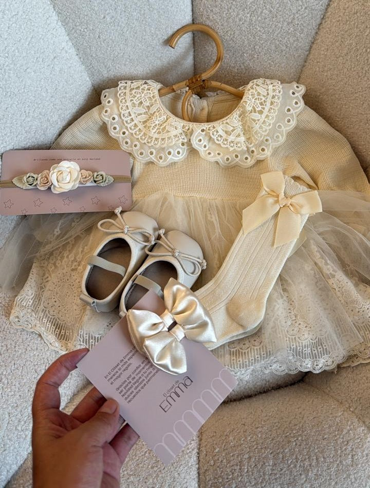 Outfit completo Vestido de Encaje Marfil con Cuello Vintage Bordado