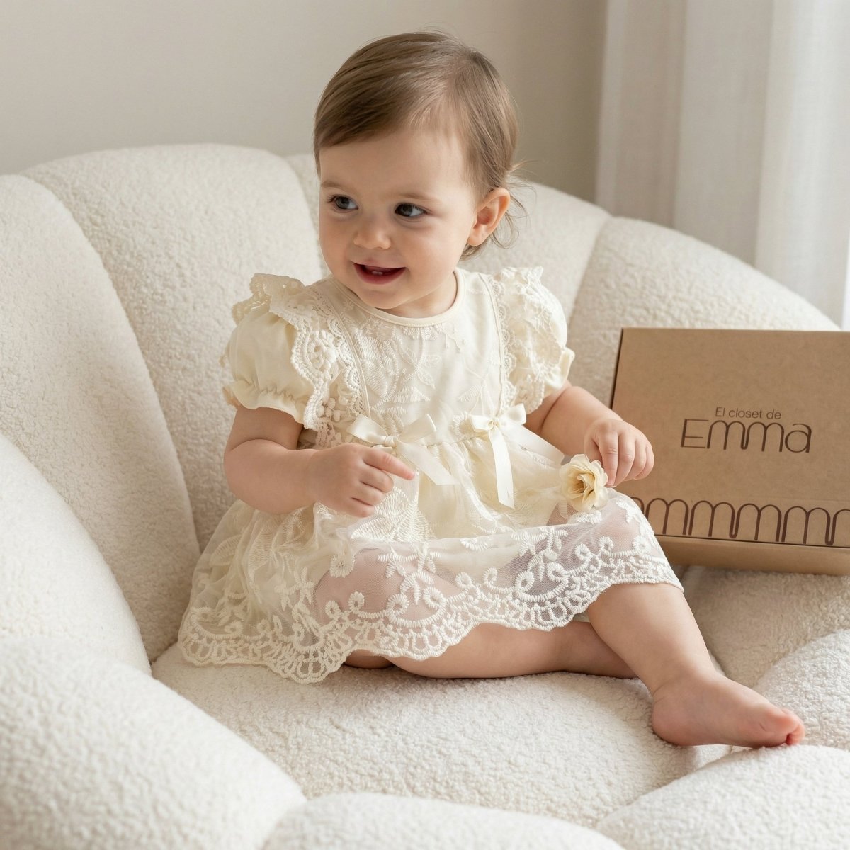 Vestido Ivory Encaje Floral con Lazos – Verano | Vestido de Encaje | Ropa de bebé y niña | El Closet de Emma Imagen principal del producto