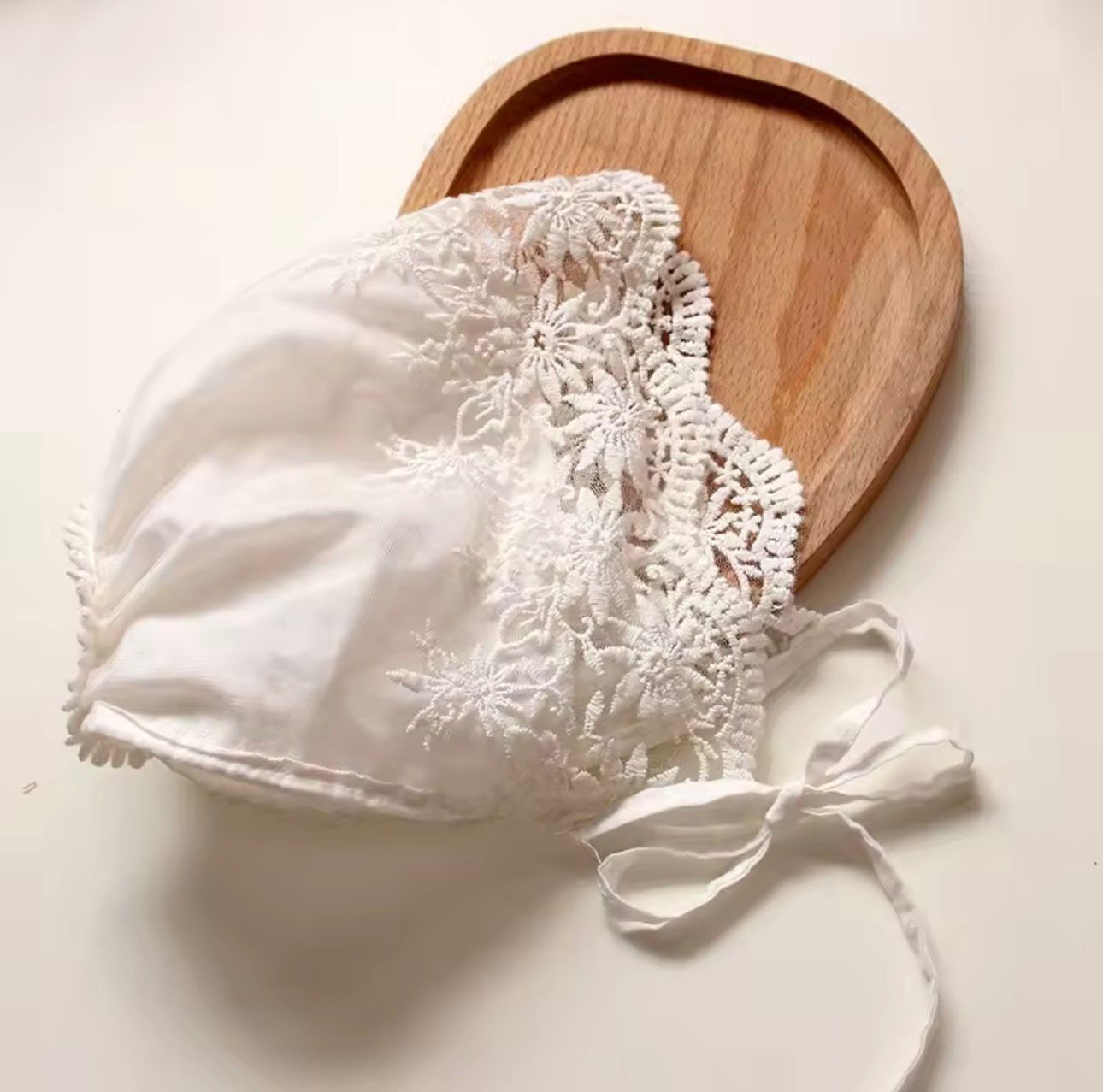 Gorro Blanco Bordado Encaje – Edición Clásica Imagen principal del producto
