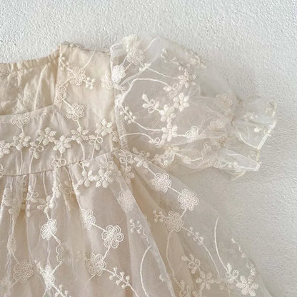 Vestido de Encaje Floral para Bebé – Modelo Ivory Bloom