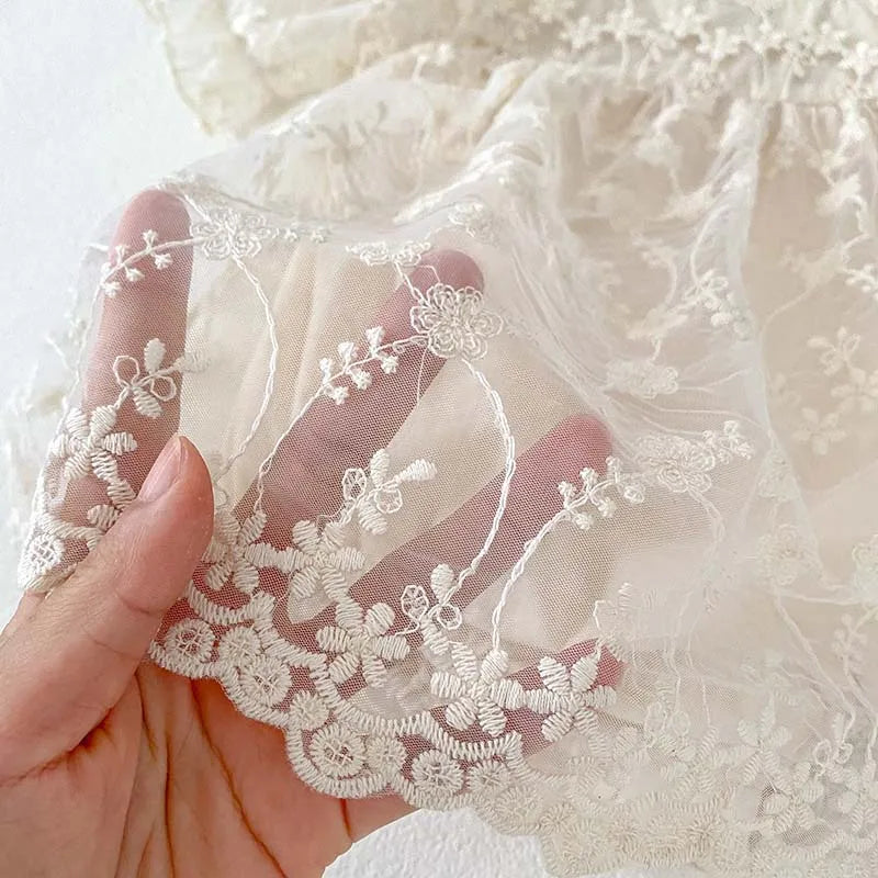 Vestido de Encaje Floral para Bebé – Modelo Ivory Bloom
