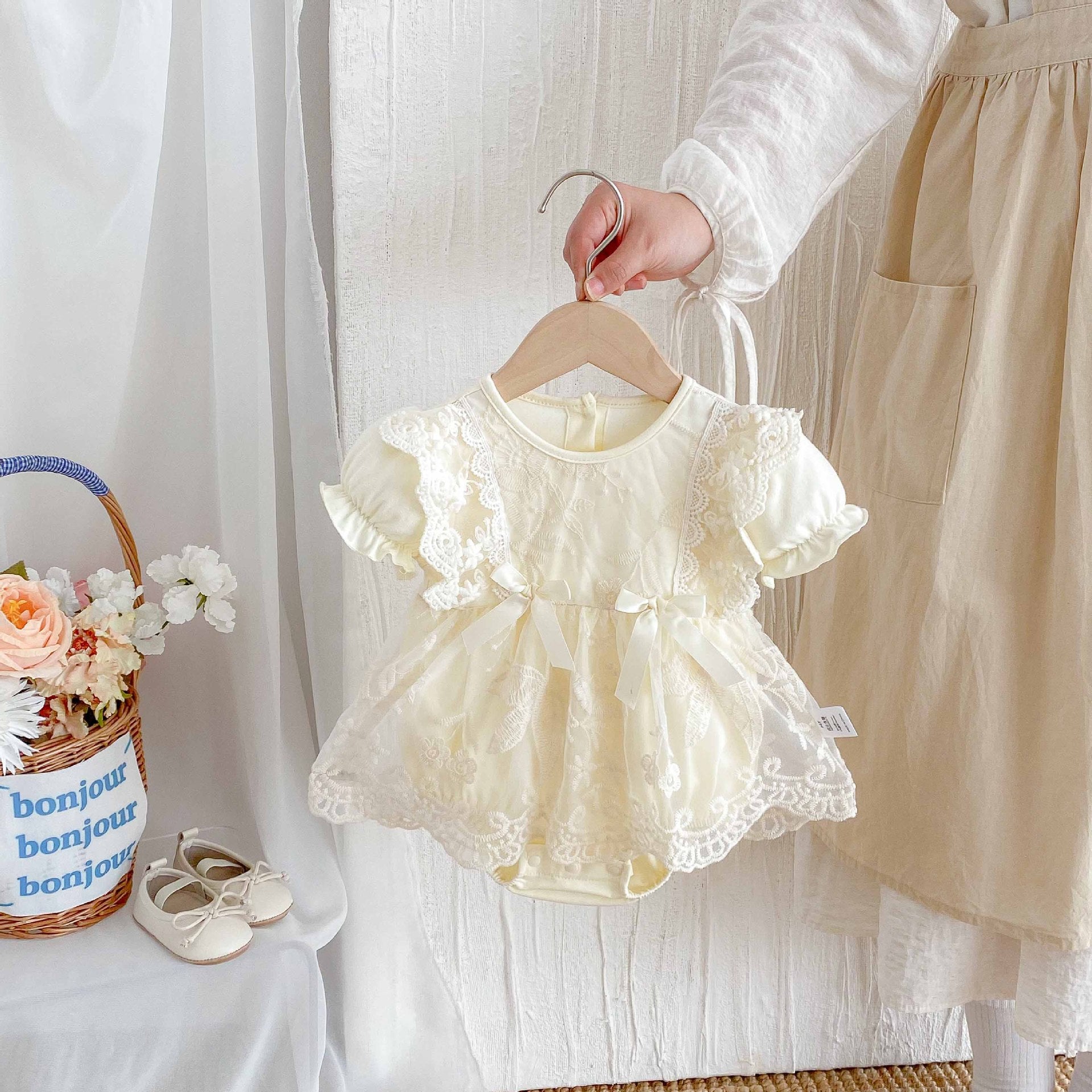 Vestido Ivory Encaje Floral con Lazos – Verano Imagen secundaria del producto