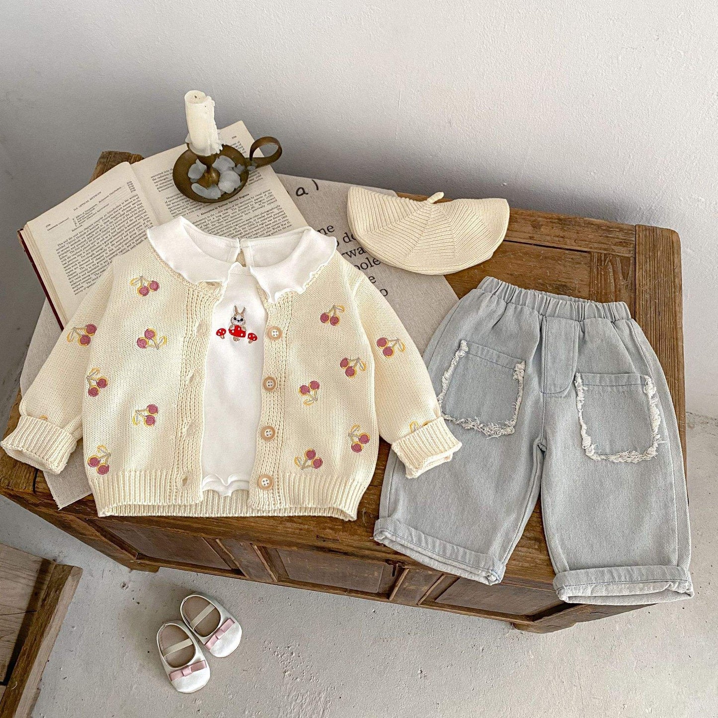 Suéter de Punto con Cerezas Bordadas – Modelo Cherry Knit