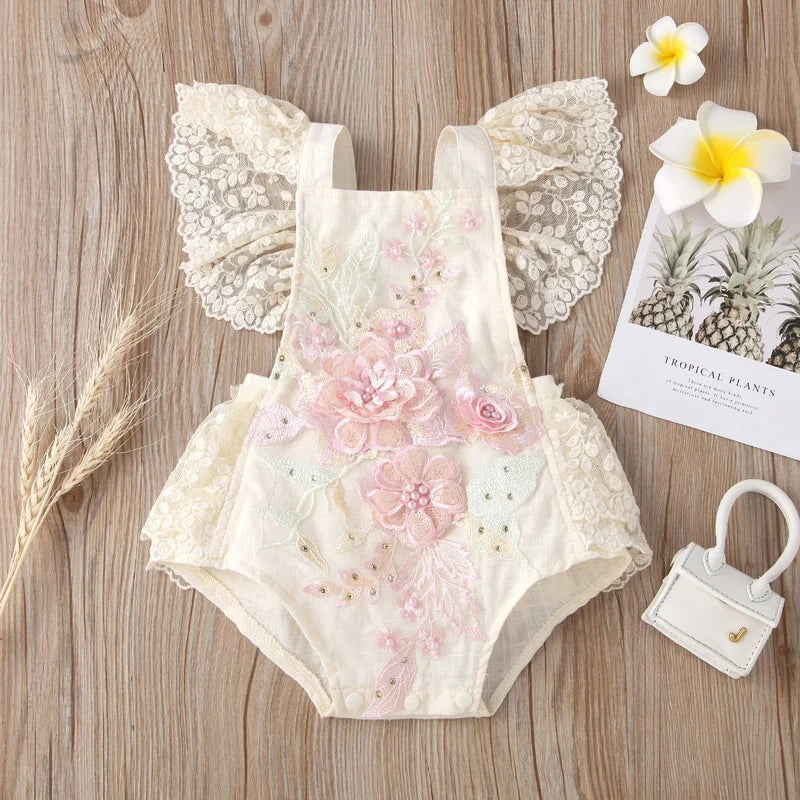 Enterizo de Encaje con Flores Bordadas para Bebé – Modelo Garden Bloom
