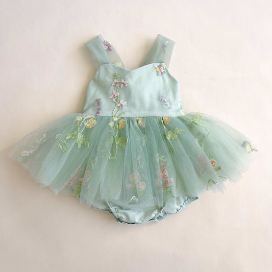 Vestido Verde Menta con Flores Bordadas – Modelo Spring Garden