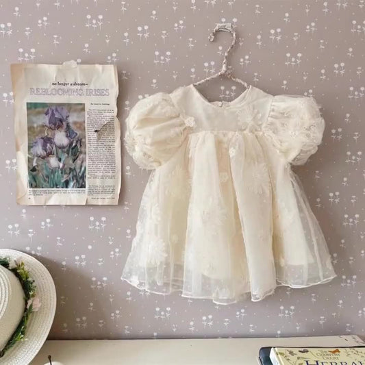Vestido de Tul Bordado Color Marfil con Mangas Abullonadas