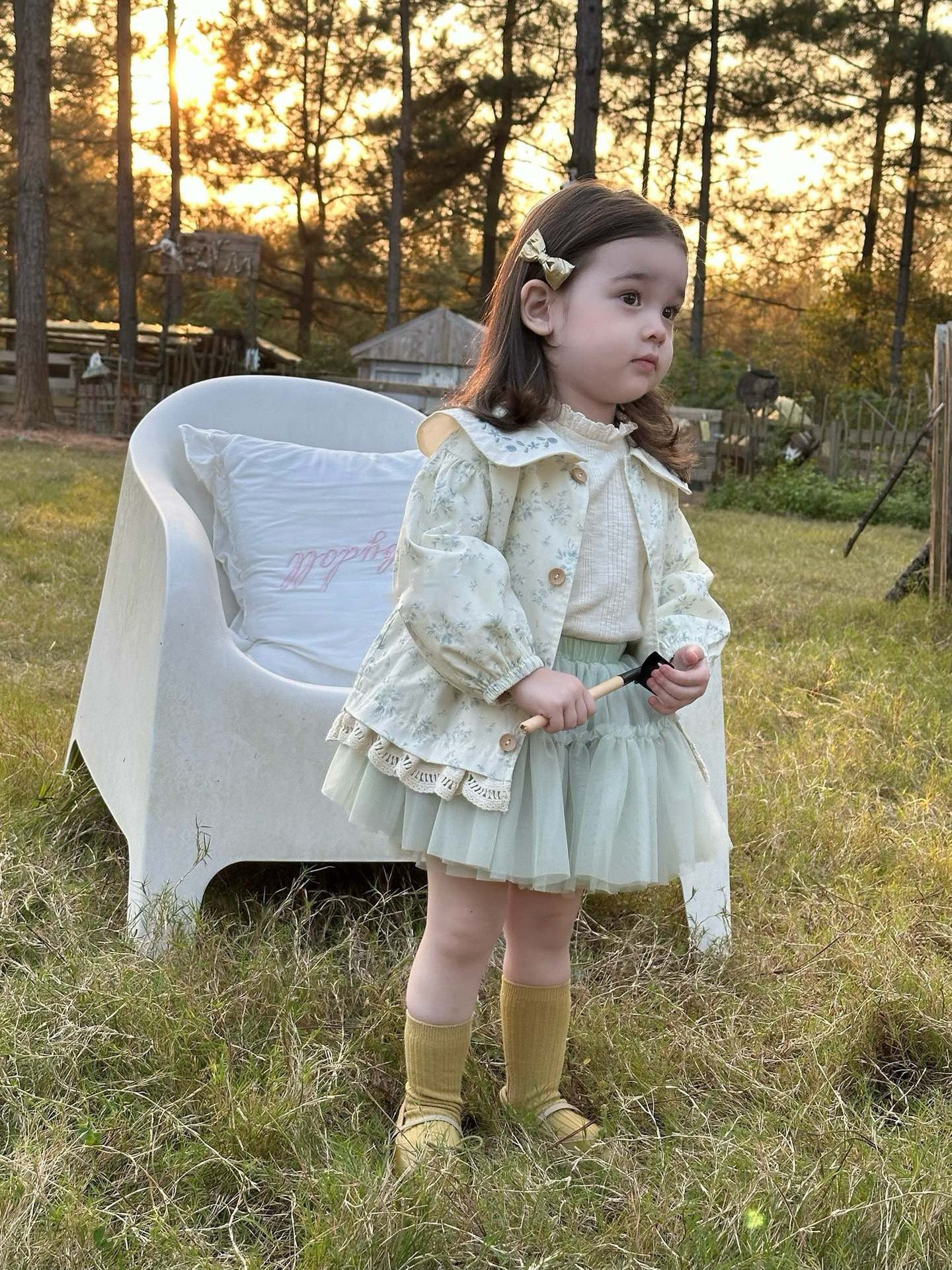 Conjunto Elegante para Niña con Chaqueta, Polo y Falda de Tul Verde Imagen secundaria del producto