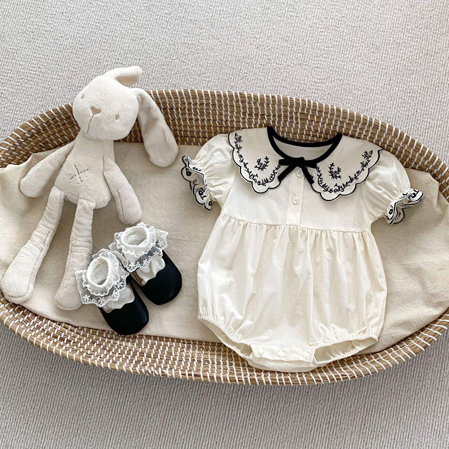 Enterizo Beige con Cuello Bordado y Lazo – Modelo Classic Charm