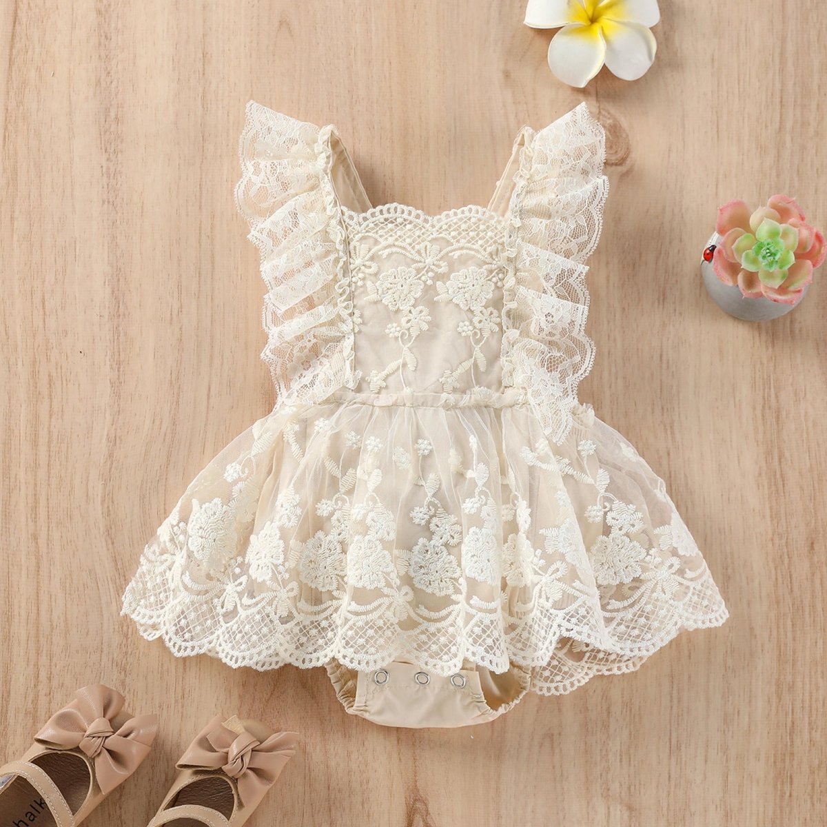 Enterizo Beige con Encaje Floral y Volantes Laterales | Vestido de Encaje | Ropa de bebé y niña | El Closet de Emma Imagen principal del producto