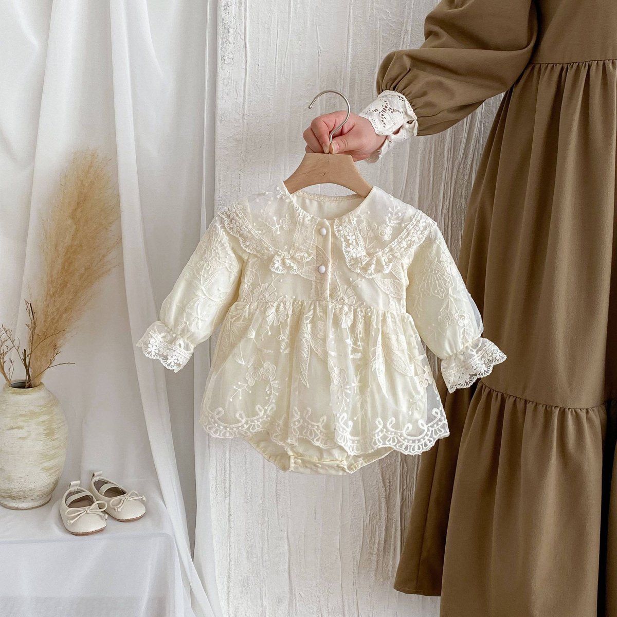 Vestido “Encanto de Encaje” – Pura dulzura y elegancia para tu bebé | Vestido de Encaje | Ropa de bebé y niña | El Closet de Emma Imagen principal del producto