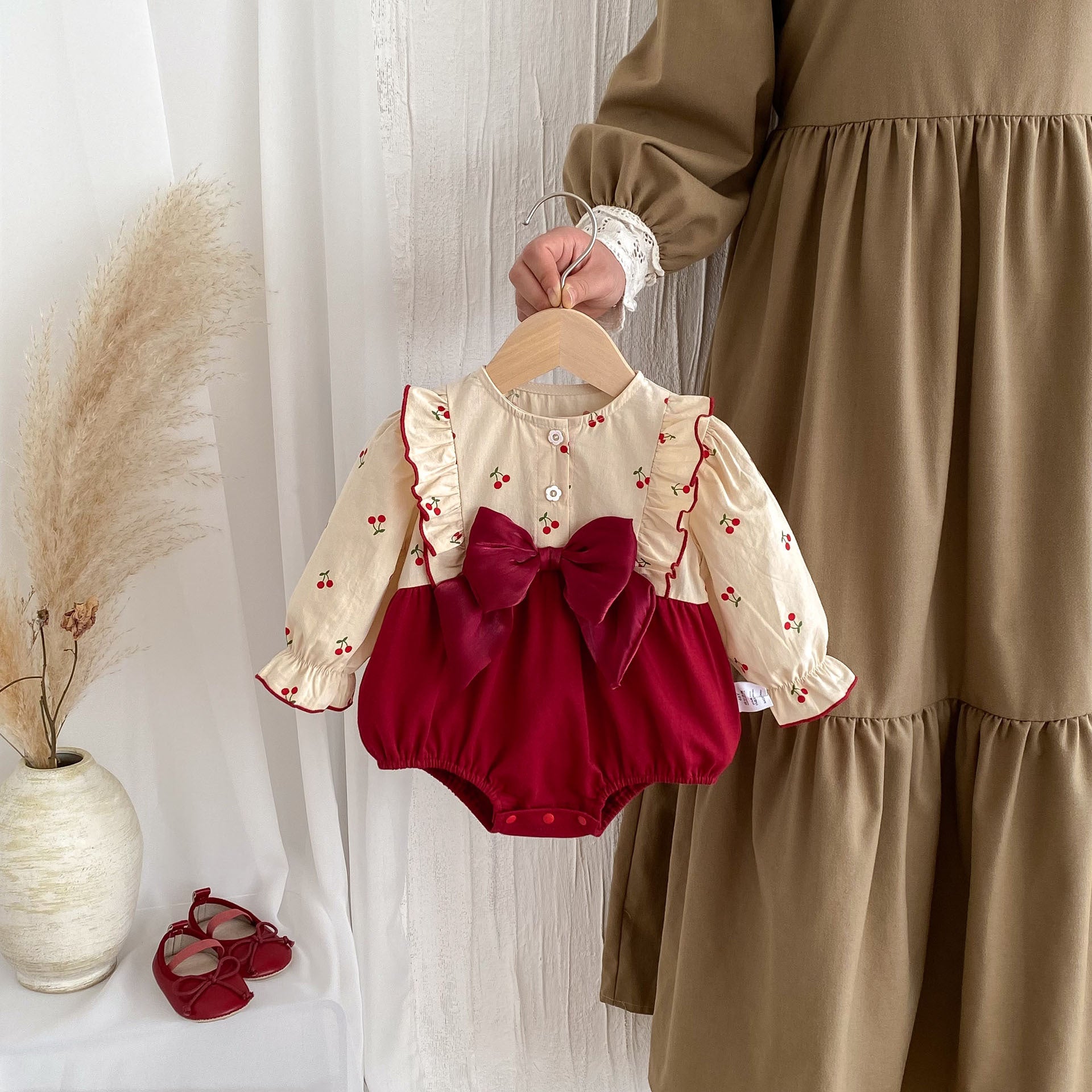 Enterizo con Moño Rojo y Estampado de Cerezas – Estilo Festivo para Bebé Niña Imagen principal del producto