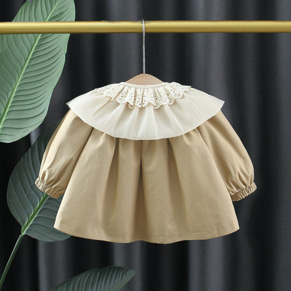 Abrigo Beige con Cuello de Encaje Vintage