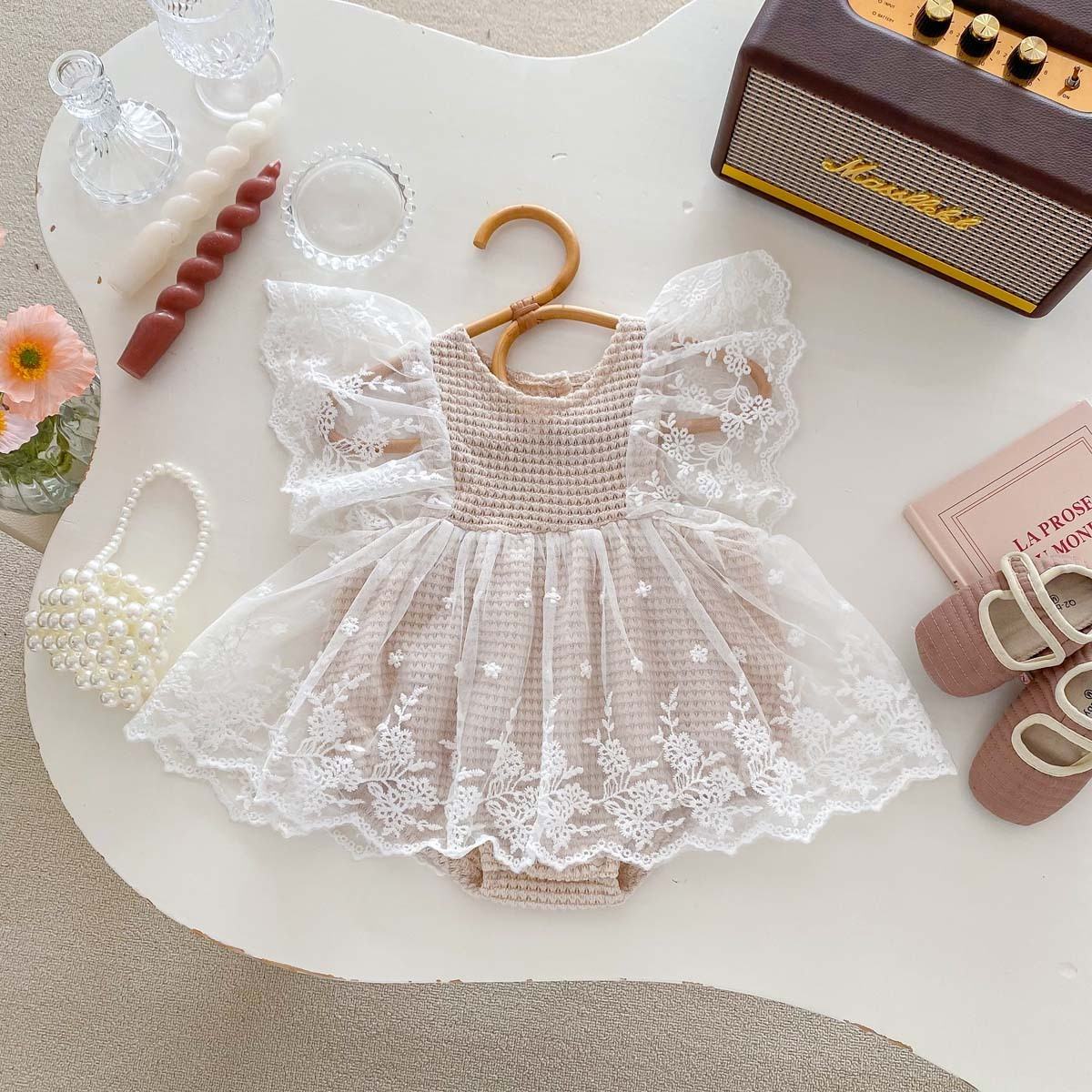 Enterizo Beige con Encaje y Volados de Tul – Estilo Vintage
