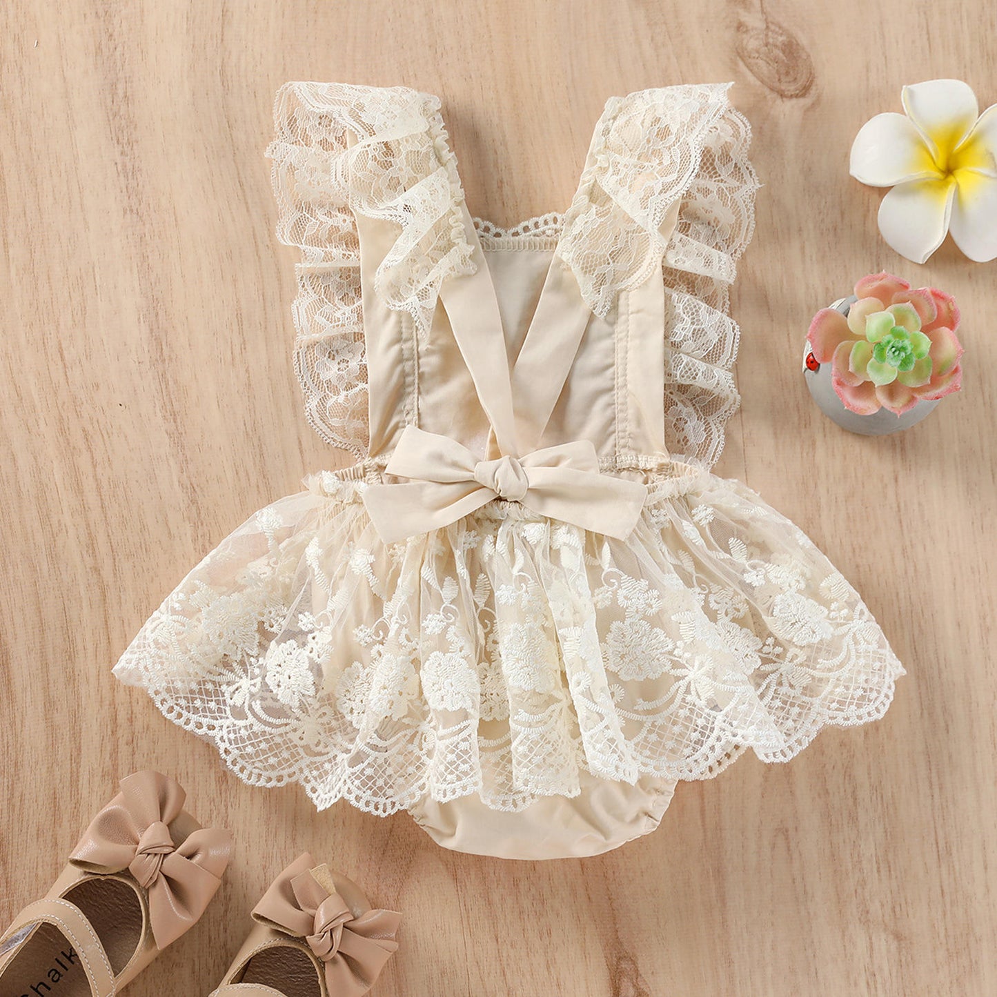 Enterizo Beige con Encaje Floral y Volantes Laterales