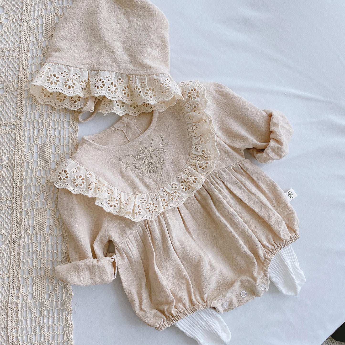 Enterizo “Vintage Almendra” – Elegancia atemporal para tu bebé