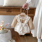 Enterizo Doble Pieza Beige con Tirantes y Cuello de Encaje