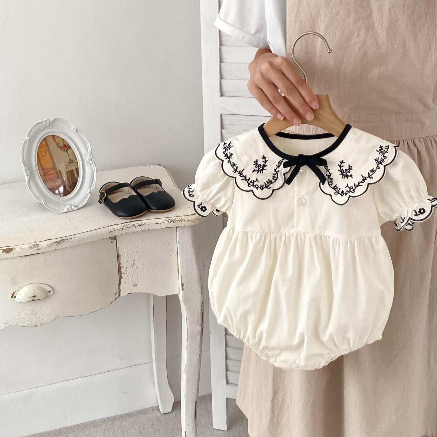 Enterizo Beige con Cuello Bordado y Lazo – Modelo Classic Charm