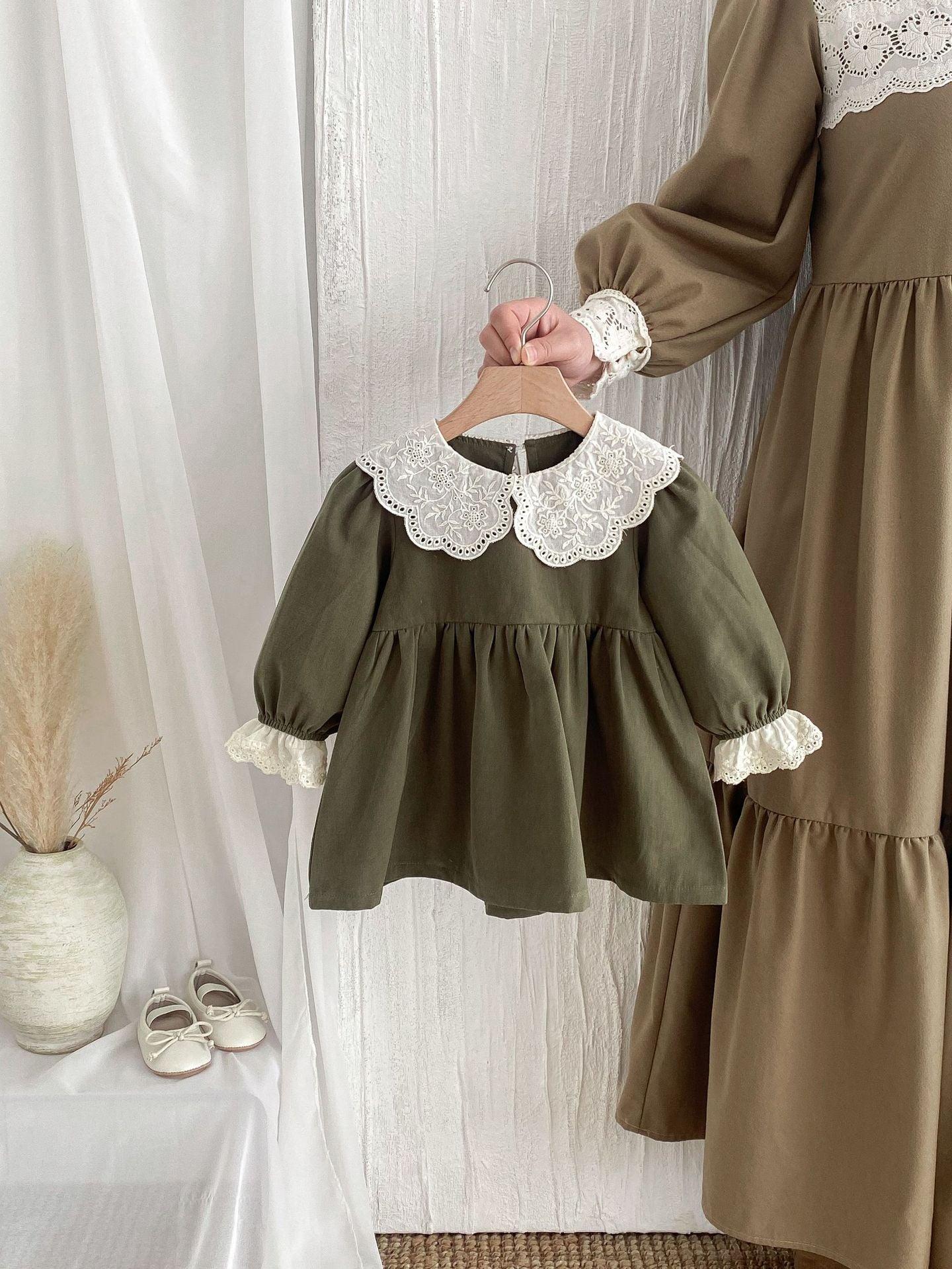 Vestido Verde Oliva con Cuello Bordado – Colección Encanto Natural 🌿 Imagen secundaria del producto