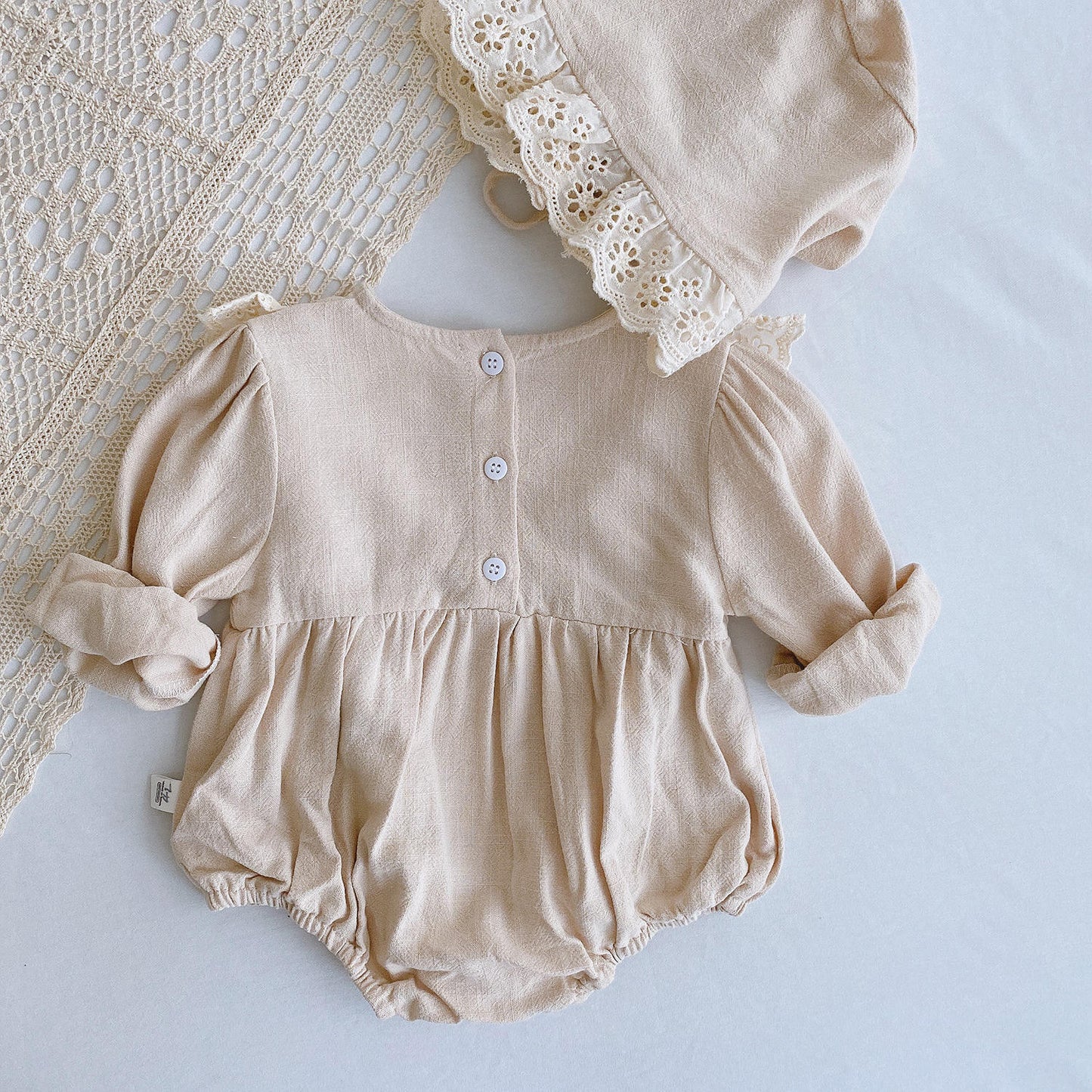 Enterizo “Vintage Almendra” – Elegancia atemporal para tu bebé