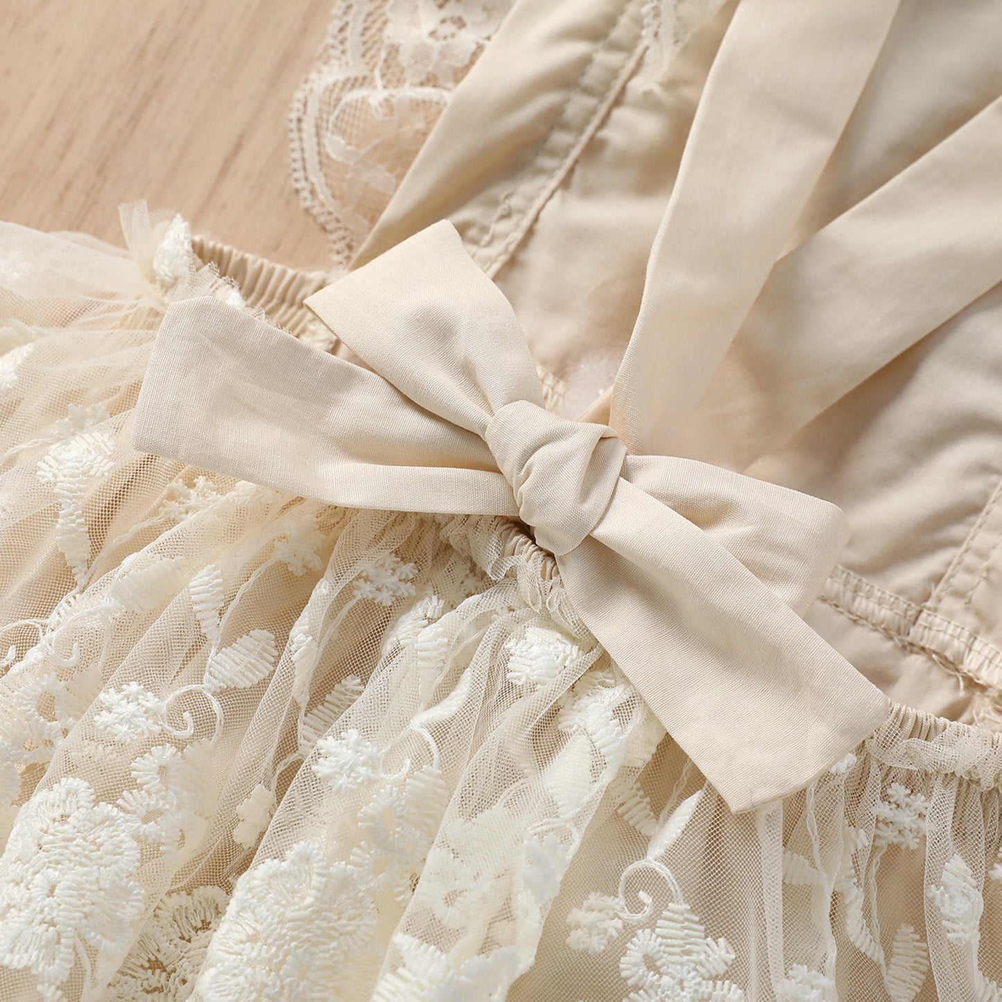 Enterizo Beige con Encaje Floral y Volantes Laterales