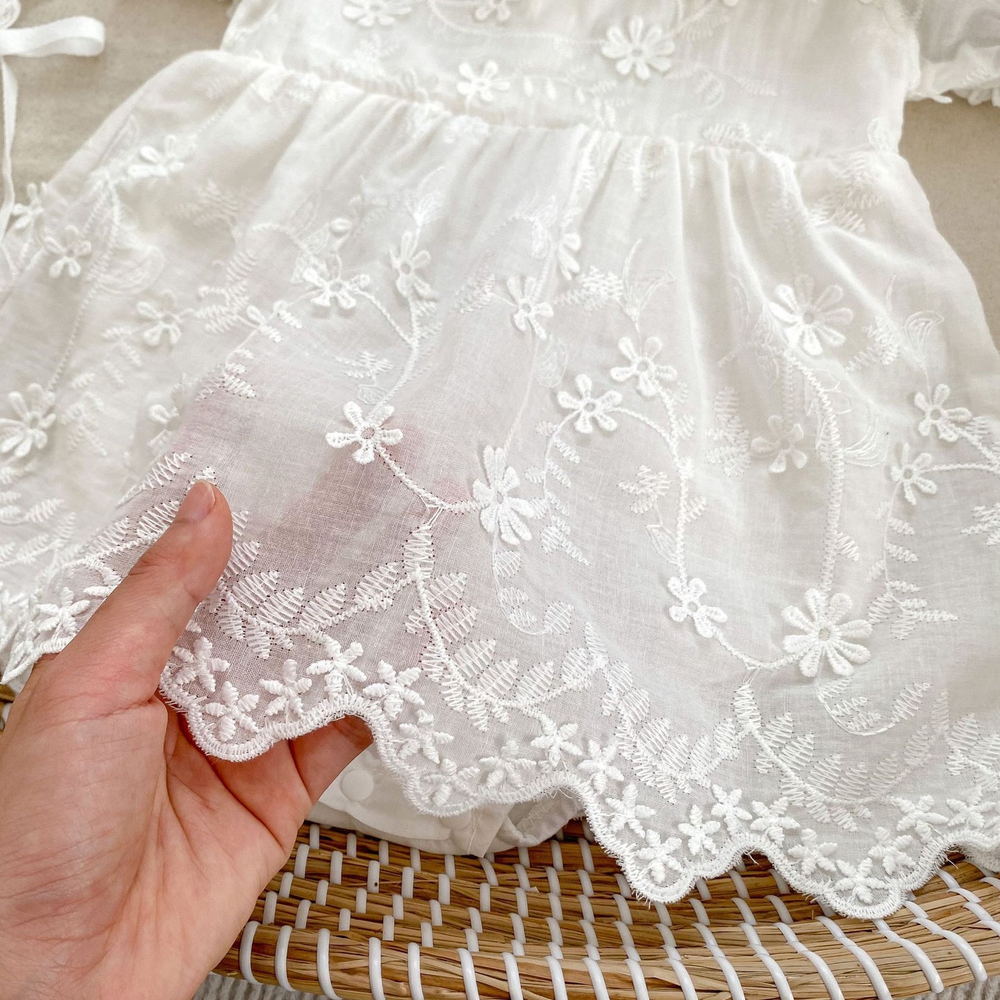 Vestido Ivory Encaje Floral – Con Gorro