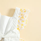 Vestido Blanco con Margaritas Bordadas y Lazo – Frescura y Encanto Floral