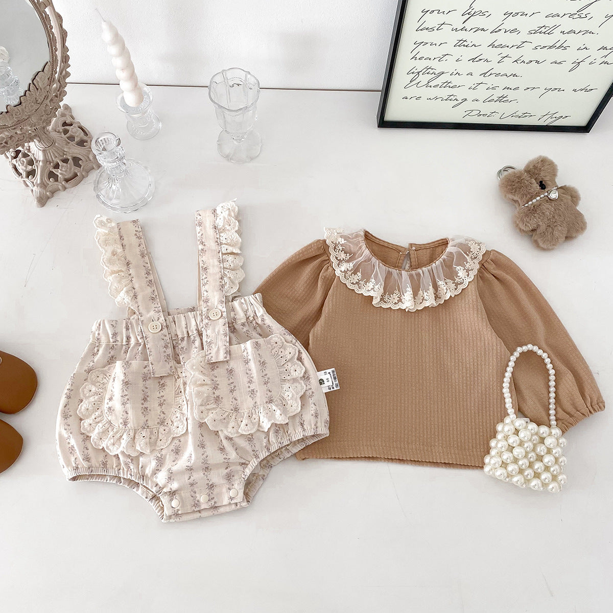 Enterizo Doble Pieza Beige con Tirantes y Cuello de Encaje