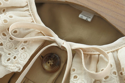 Abrigo Beige con Cuello de Encaje Vintage