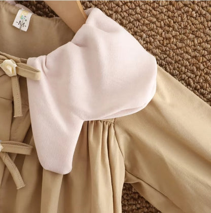 Abrigo Beige con Lazos y Cuello Peter Pan