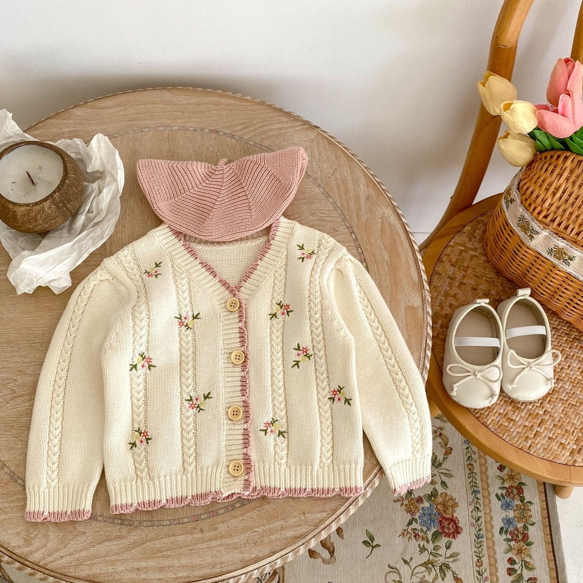 Cárdigan Tejido Color Crema con Bordado Floral y Ribete Rosa