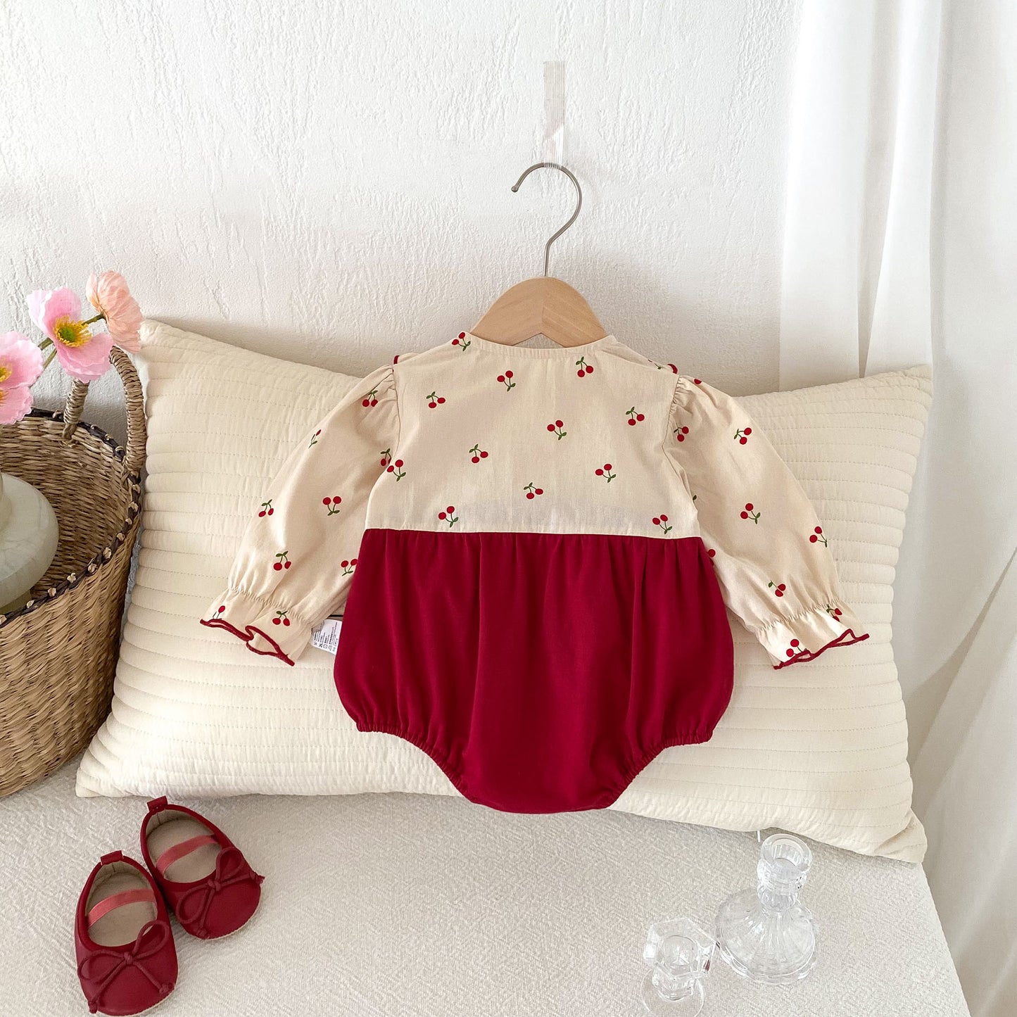 Enterizo con Moño Rojo y Estampado de Cerezas – Estilo Festivo para Bebé Niña