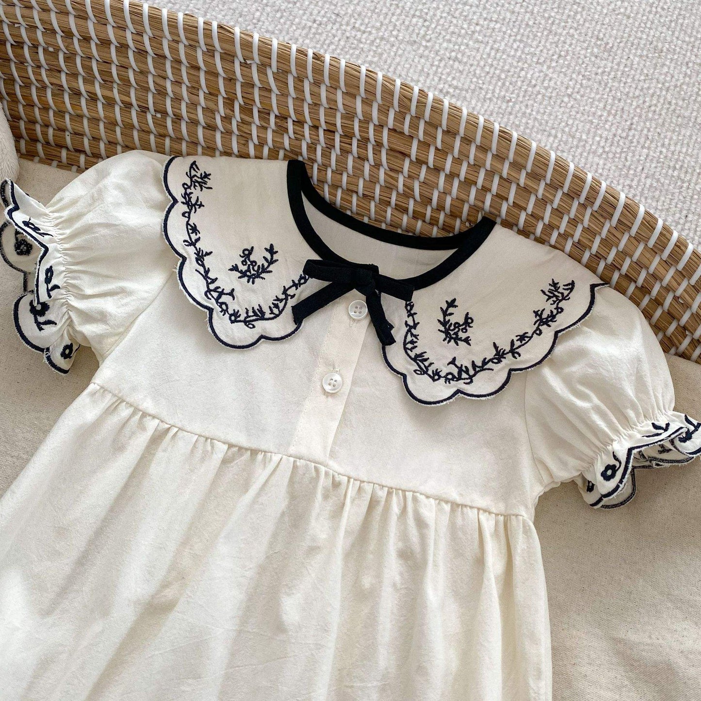 Enterizo Beige con Cuello Bordado y Lazo – Modelo Classic Charm