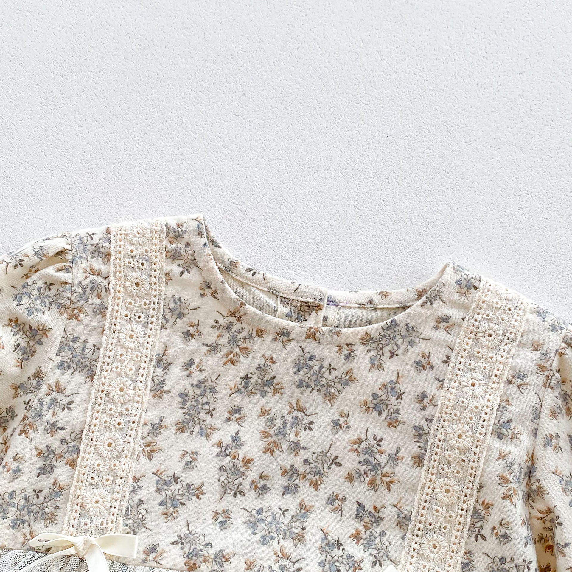 Vestido Vintage Floral con Gorro – 2 piezas