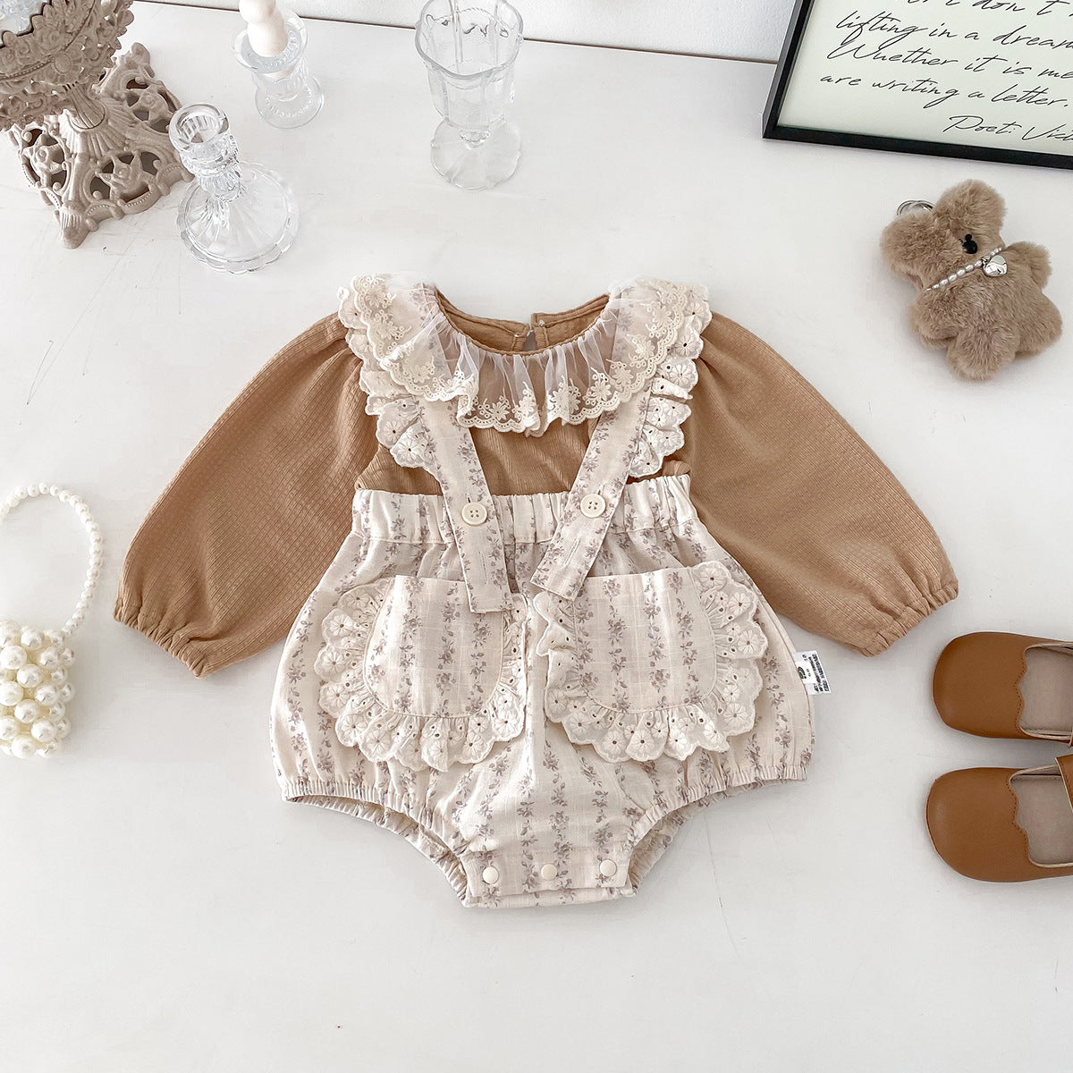 Enterizo Doble Pieza Beige con Tirantes y Cuello de Encaje