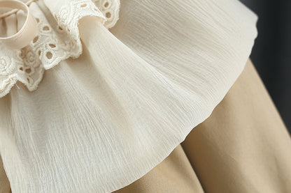 Abrigo Beige con Cuello de Encaje Vintage