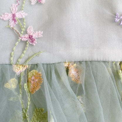 Vestido Verde Menta con Flores Bordadas – Modelo Spring Garden