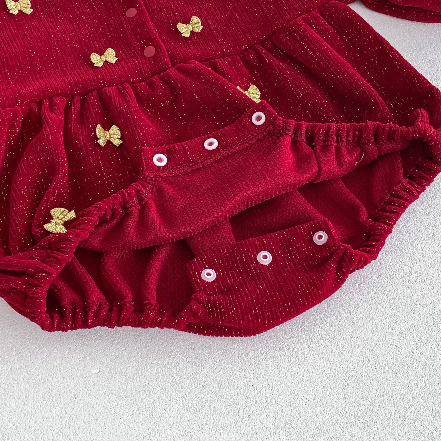 Enterizo Burdeos con Lazos Dorados – Edición Festiva para Bebé Niña