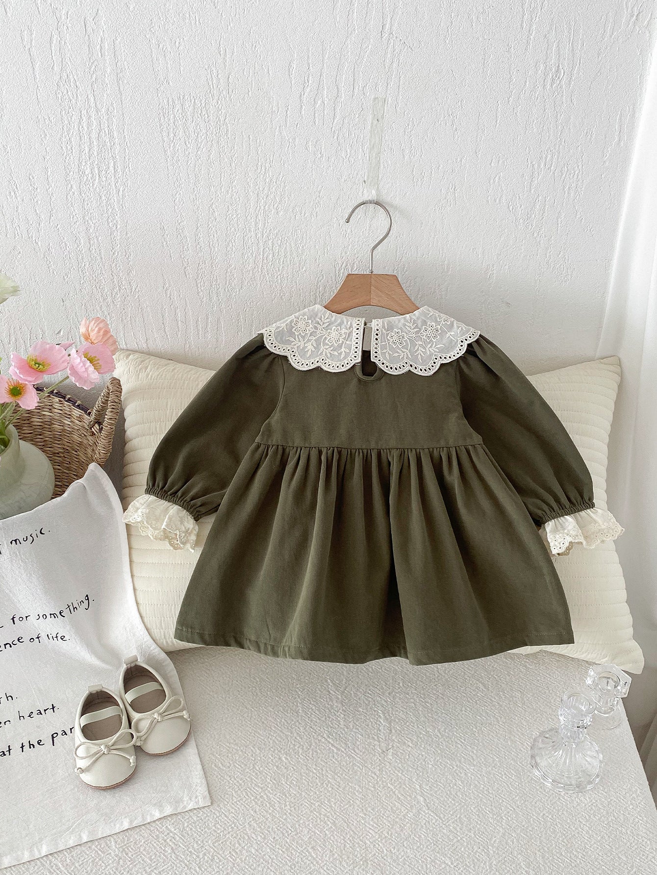 Vestido Verde Oliva con Cuello Bordado – Colección Encanto Natural 🌿