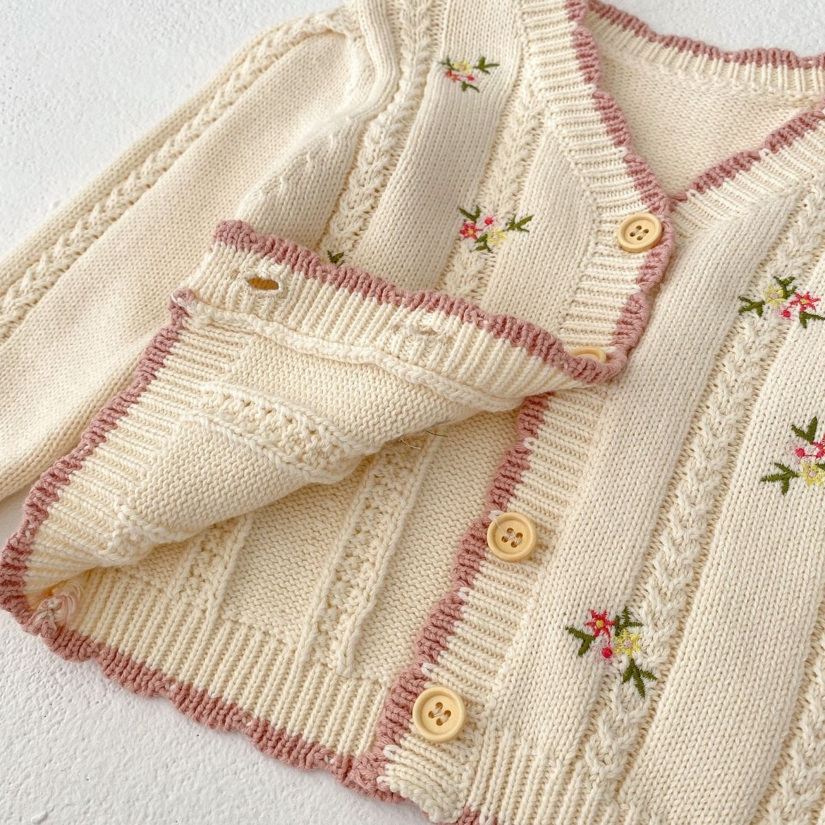 Cárdigan Tejido Color Crema con Bordado Floral y Ribete Rosa
