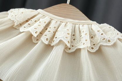 Abrigo Beige con Cuello de Encaje Vintage