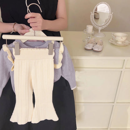 Conjunto Tejido Lila y Blanco para Niña – Suéter con Volantes y Pantalón Acampanado