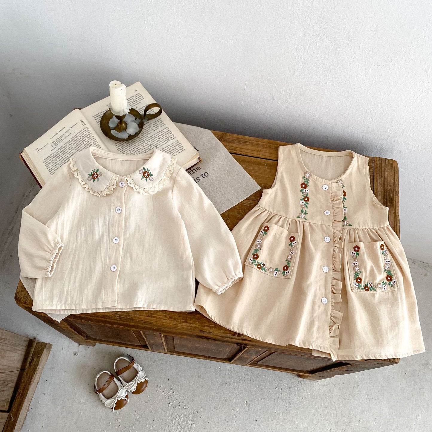 Vestido Beige con Bordado Floral Vintage