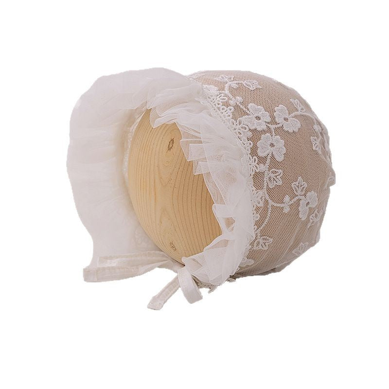 Gorro de Bautizo Blanco con Encaje Floral y Volantes Imagen principal del producto